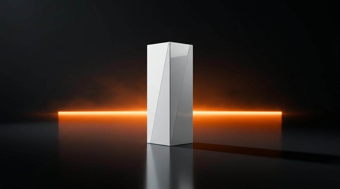 Минималистичный белый монолит на темном фоне, отражающий успешное масштабирование бизнеса без найма.